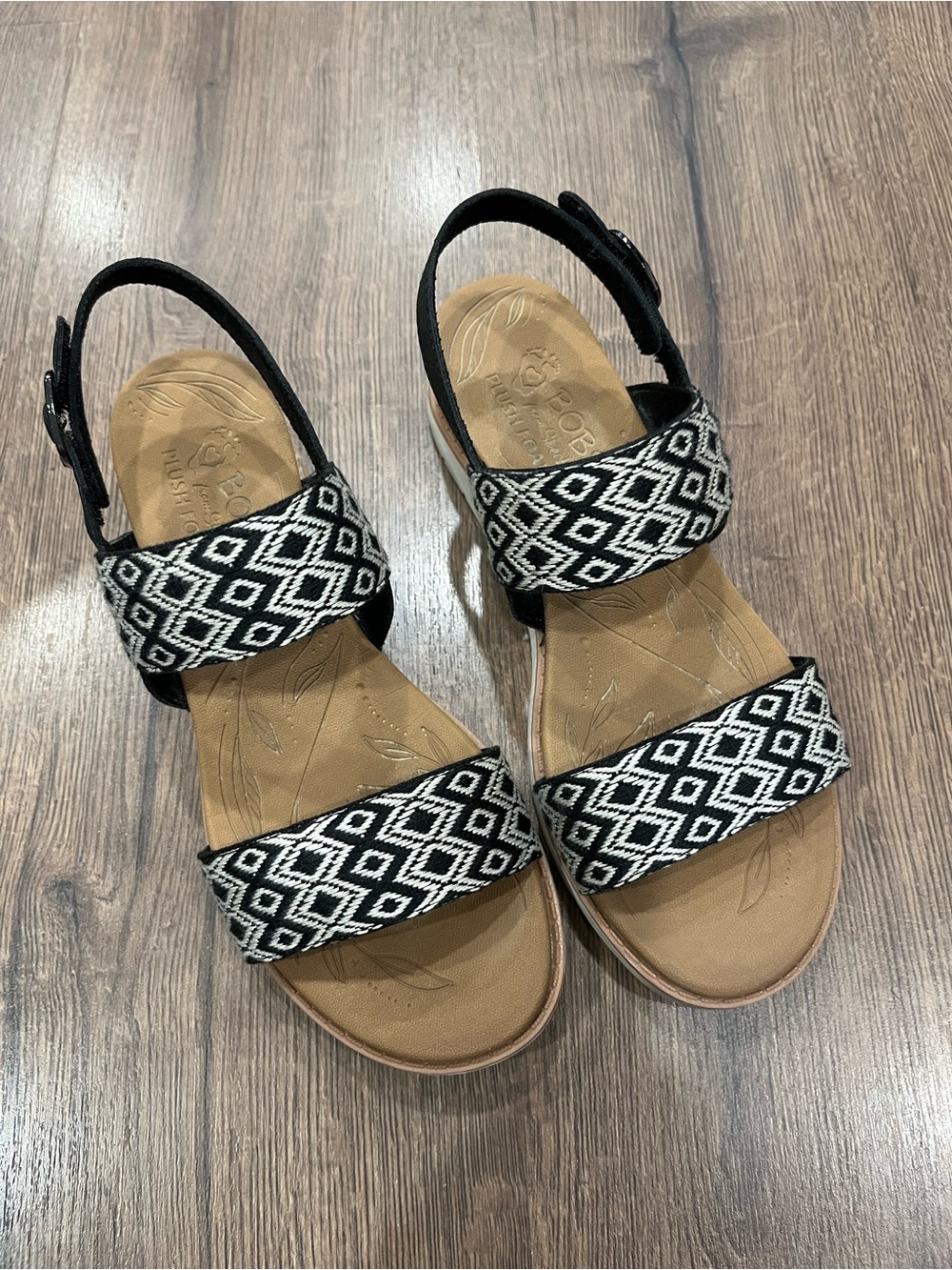 Sketchers Black & White Geometric Strap Sandals
